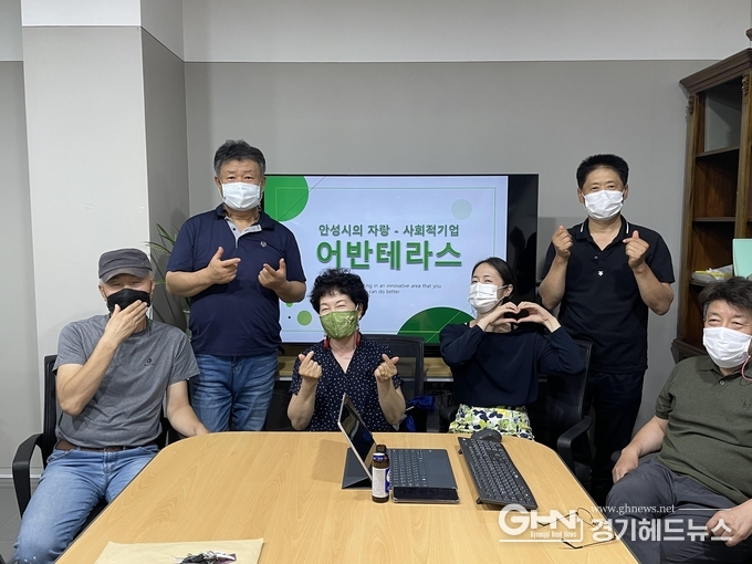 왼쪽부터 양우열, 백영호, 신순연, 이서경, 신현수, 이재용