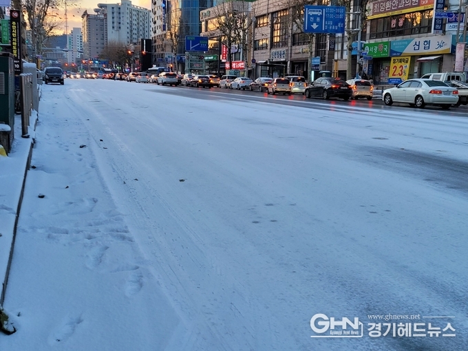서울,인천, 경기 수도권에 첫 대설경보로 인해 빙판길이 된 도로롤 차량들이 거북이 운행을 하고있다