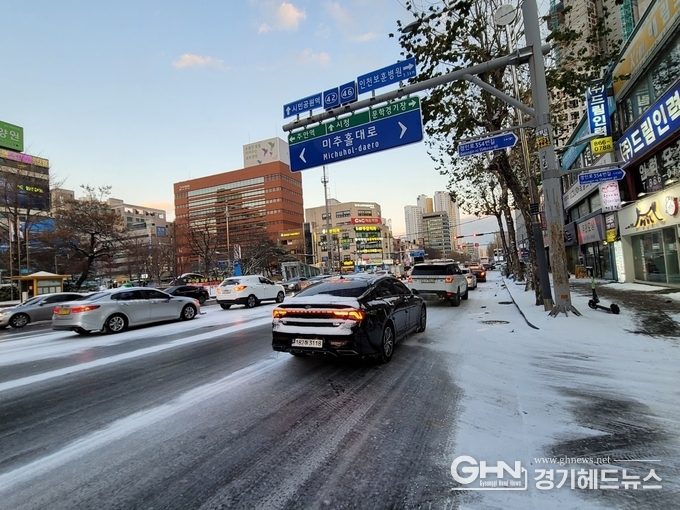 서울,인천, 경기 수도권에 첫 대설경보로 인해 빙판길이 된 도로롤 차량들이 거북이 운행을 하고있다