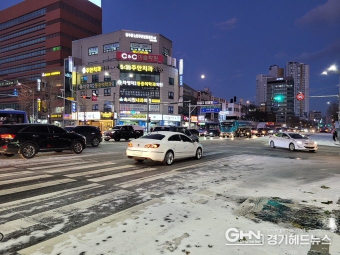 서울,인천, 경기 수도권에 첫 대설경보로 인해 빙판길이 된 도로롤 차량들이 거북이 운행을 하고있다