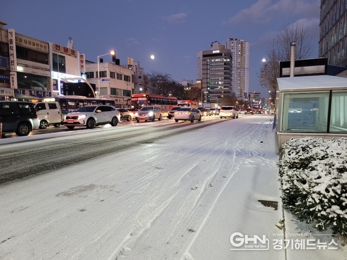 서울,인천, 경기 수도권에 첫 대설경보로 인해 빙판길이 된 도로롤 차량들이 거북이 운행을 하고있다