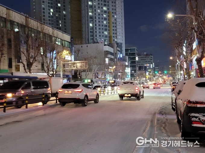 서울,인천, 경기 수도권에 첫 대설경보로 인해 빙판길이 된 도로롤 차량들이 거북이 운행을 하고있다