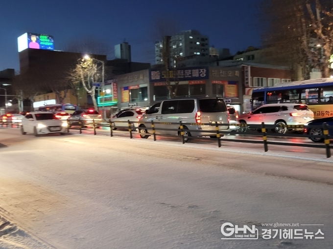 서울,인천, 경기 수도권에 첫 대설경보로 인해 빙판길이 된 도로롤 차량들이 거북이 운행을 하고있다