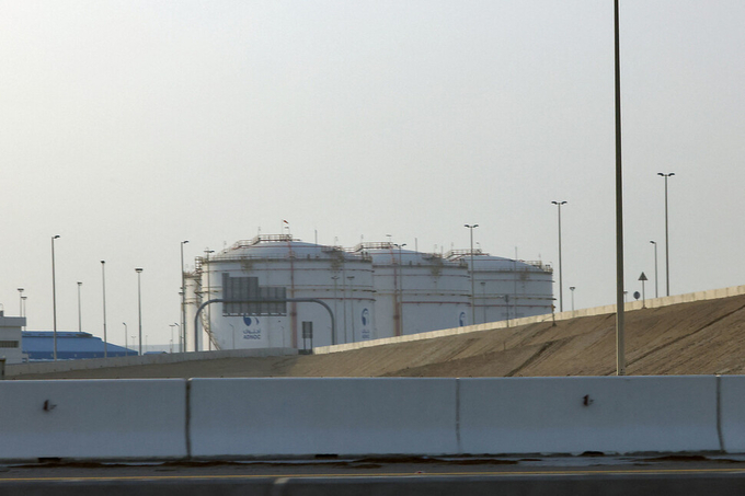 아랍에미리트 아부다비 국제공항 근처 아부다비석유공사(ADNOC) 저장고의 모습. 17일 이 근처에서 예멘 후티 반군의 소행으로 보이는 드론 공격으로 연료 탱커 3대가 폭발해 3명이 숨졌다.