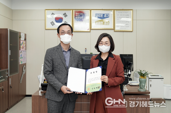 아시아실리콘밸리담당관-성남시 반도체 분야 민간전문가로 위촉된 조성보 가천대 교수와 은수미 성남시장