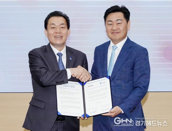 이재준 시장(왼쪽)과 김관영 지사가 협약 후 악수를 하고 있다.