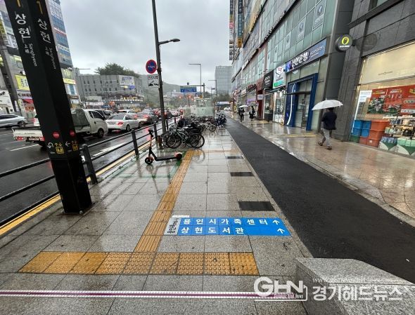 상현3동이 신분당선 상현역 보행자 보도에 길안내 인도블록을 설치했다.