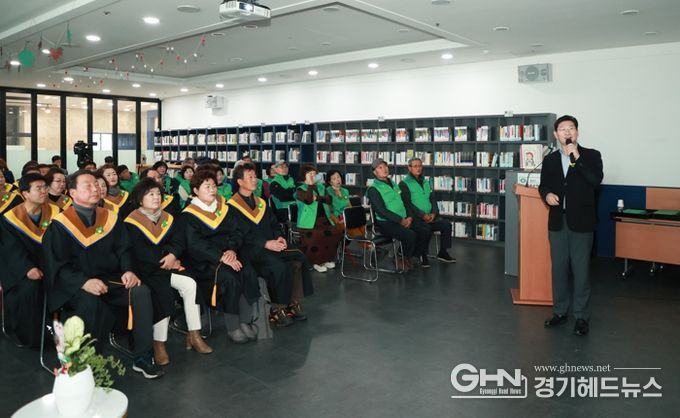 이상일 용인특례시장이 지난 17일 새마을회관에서 열린 '새마을 열린대학 수료식'에서 인문학 특강을 진행하고 있다.