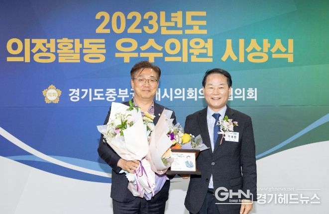 안산시의회 이대구 최찬규 의원이 경기도 중부권7개시의회의장협의회 의정활동 우수의원으로 선정됐다. 사진은 이대구 의원(왼쪽)이 27일 광명시 평생학습원 대강당에서 열린 관련 시상식에서 상을 받고 있는 모습.