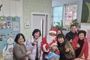 오산시 초평동 지역사회보장협의체, 양문지역아동센터에 산타와 '옛날 오산이야기' 선물