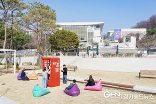 성남아트센터 광장, 잔디밭 위 열린 도서관으로…