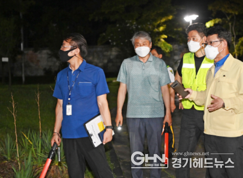 백운오 팔달구청장을 비롯한 수원시 공직자들이 지역 내 공원 현장을 돌며 방역수칙 준수 여부를 점검하고 있다.