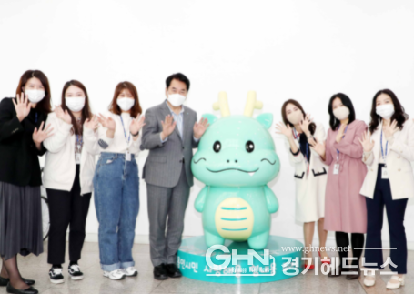 시 청사 1층 포토존에 설치된 조아용 조형물 앞에서 백군기 시장과 공보관실 직원들이 기념사진을 찍고 있다