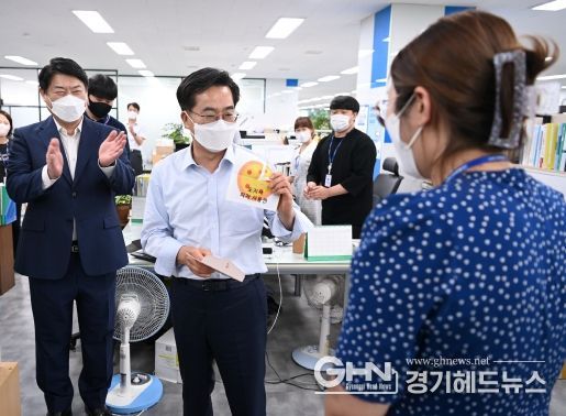 축하의 의미로 ‘피자 쿠폰’ 전달