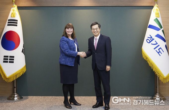 13일 오후 경기도청 5층 접견실에서 김동연 경기도지사는 캐서린 레이퍼(Catherine Raper) 주한 호주대사와 면담을 하고 기념촬영을 하고 있다.
