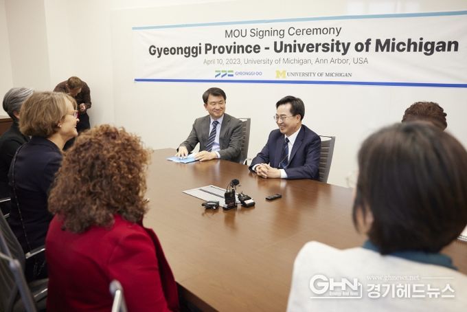 10일 오후 경기도-미시간대(U-M) 청년사다리 MOU 체결을 위해 미시간대학교를 방문한 김동연 경기도지사가 로리 맥컬리(Laurie McCauley) 미시간대 부총장과 인사를 나누고 있다.