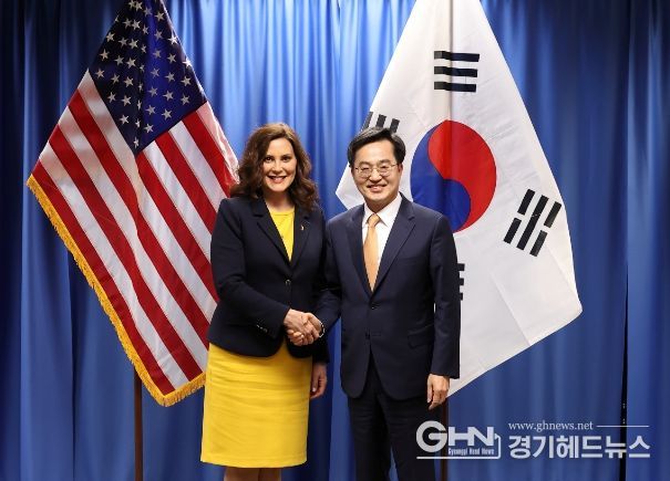 현지시간 11일 오후 미시간(디트로이트)에서 김동연 경기도지사가 그레첸 휘트머(Gretchen Whitmer) 미시간주 주지사와 기념촬영을 하고 있다.