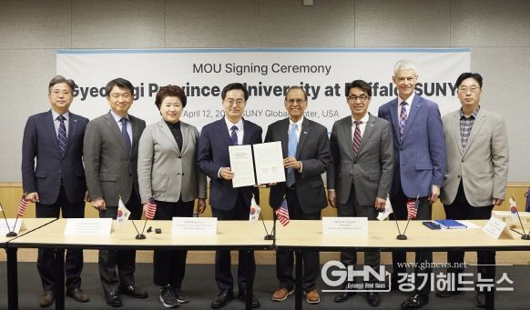 현지시간 12일 오전 미국 뉴욕 SUNY Global center 에서 김동연 경기도지가 사티쉬 K. 트리파티 (Satish K. Tripathi)뉴욕주립대버팔로 총장과 경기청년 사다리 프로그램 협약식을 갖고 기념촬영을 하고 있다.
