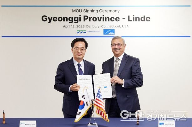 현지시간 12일 오후 미국 코네티컷주에서 김동연 경기도지사가 산지브 람바(Sanjiv Lamba) 린데 그룹회장과 투자협약을 체결하고 기념촬영을 하고 있다.