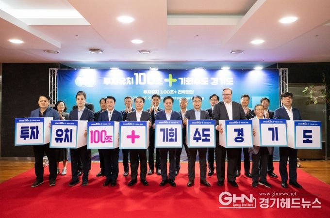 21일 오전 경기창조경제혁신센터에서 김동연 경기도지사, 김승록 에어프로덕츠 CEO, 송창학 포레시아 코리아 전무, 로버트 랭 주한 캐나다 상공회의소 이사회 회장 등이 큐브 퍼포먼스 및 기념촬영을 하고 있다.