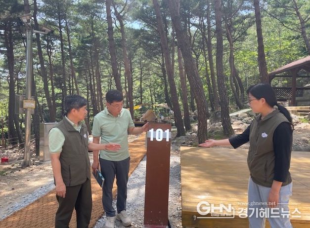관리소장(왼쪽 첫번째) 국립칠보산자연휴양림 새롭게 단장한 제1야영장 점검