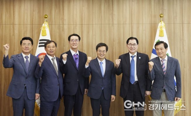 11일 오후 경기도청 집무실에서 김동연 경기도지사가 전남지역 4개 군(郡) 대표와 특산물 소비 활성화 방안을 논의 했다.