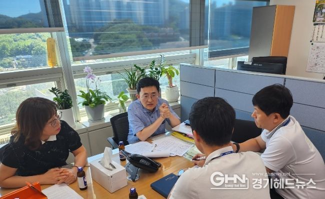 지난 7일 용인특례시에 벤치마킹을 온 인천광역시 지방세정책담당관 세외수입담당팀장, 주무관에게 시유재산발굴팀 관계자들이 사례별 업무 노하우를 전수하고 있는 모습