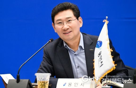이상일 용인특례시장이 13일 오후 안산시 안산문화재단에서 열린 경기도시장군수협의회 정책협력위원회에서 김동연 경기도지사에게 서울시의 ‘기후동행카드’에 대한 도지사의 입장을 물었다.