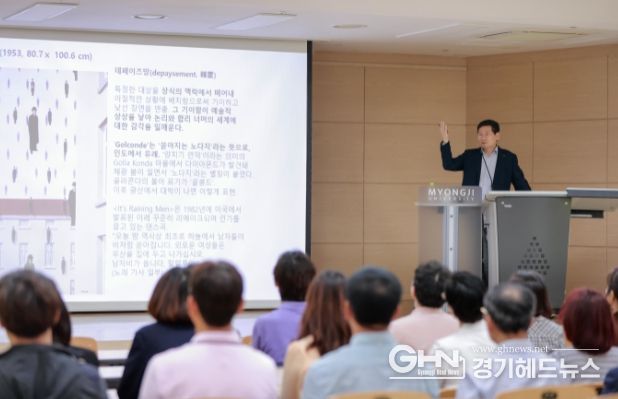 이상일 용인특례시장이 15일 명지대 창조관에서 제6기 용인시 핵심리더과정 수강생을 대상으로 특강을 하고 있다