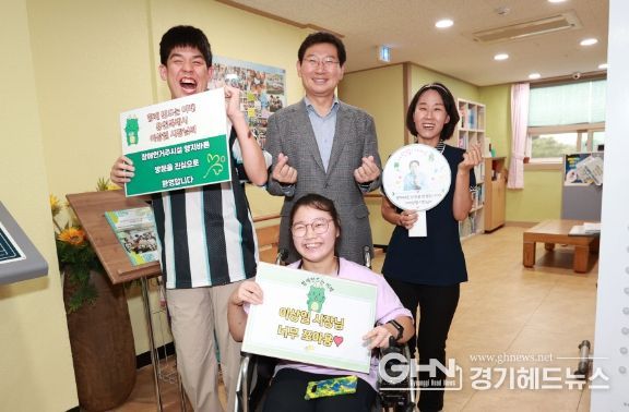 이상일 용인특례시장이 27일 양지바른 중증장애인 거주시설을 방문해 입소자들과 기념촬영을 하고 있다