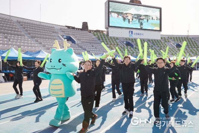 용인특례시의회 의원들이 '2023 경기도 시‧군의회의원 한마음체육대회'에 입장하고 있다.
