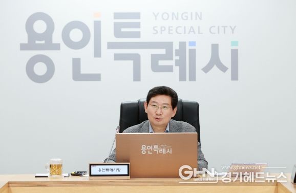 이상일 용인특례시장이 6일 협업기관의 2024년 주요업무 추진계획 보고회를 주재하고 있다.