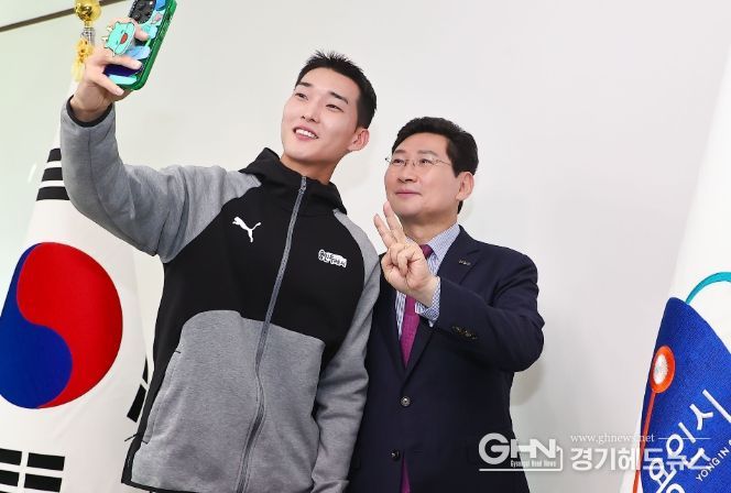 대한민국 남자 육상 높이뛰기 간판 우상혁 선수가 10일 이상일 용인특례시장을 만나 앞으로 남은 경기에서 최선을 다 할 것을 약속했다.