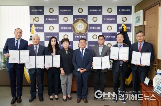 왼쪽부터 김태형 단국대학교 교수, 남효응 전 국회 입법 지원 위원, 이영림 용인YMCA 실장, 김상수 윤리특별위원장, 윤원균 의장, 정연욱 세무사, 조준현 변호사, 이정재 용인예술과학대학교 교수