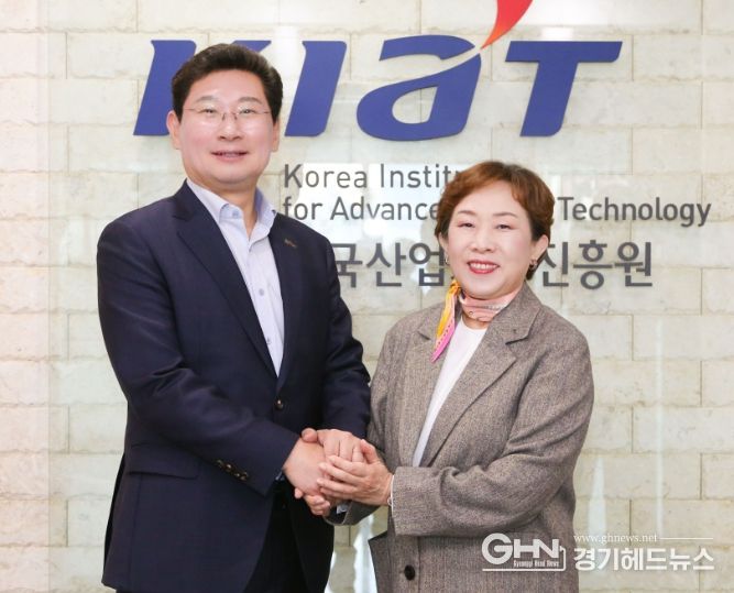 이상일 용인특례시장(왼쪽)이 23일 한국산업기술진흥원을 방문해 민병주 원장과 만나 협력 방안 등을 논의했다.