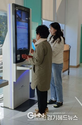 모현도서관이 지난 20일 어르신을 위한 키오스크 활용법 교육을 했다