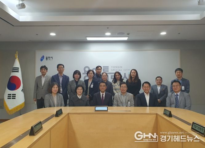 지난 24일 용인시청에서 열린 '협약형 특성화고 도입을 위한 간담회'에 참석한 용인특례시, 교육부, 용인교육지원청 관계자들의 모습