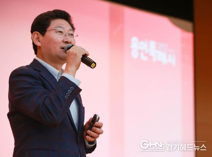 이상일 용인특례시장이 26일 주민자치연합회 초청으로 처인구 포곡읍 대웅경영개발원 강당에서 주민자치센터 관계자를 대상으로 특강을 했다.