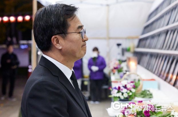 26일 저녁 이태원 참사 희생자 합동분향소에서 김동연 경기도지사가 10.29 이태원참사 희생자를 추모를 하고 있다.