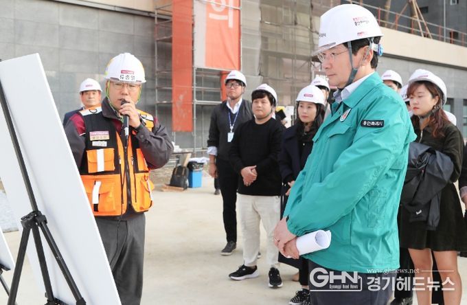 지난 30일 이상일 용인특례시장이 처인구 중앙동 '드마크데시앙 공동주택' 공사 현장을 찾아 입주예정자들과 간담회를 가졌다.