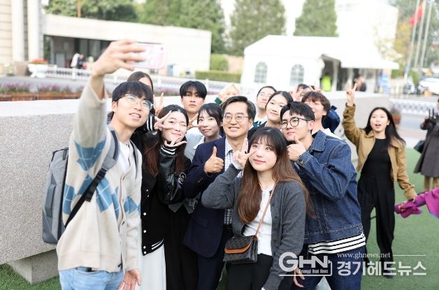 2일 중국 칭화대 인근에서 김동연 경기도지사와 칭화대 한국유학생회가 기념촬영을 하고 있다.