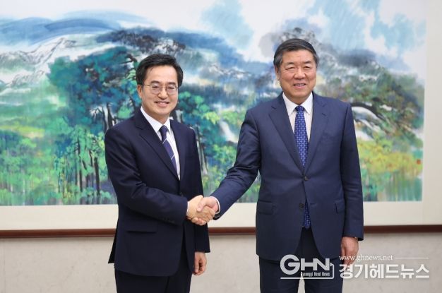 2일 저녁(현지시간) 중국을 방문중인 김동연 경기도 지사가 베이징에서 허리펑(何立峰) 중국공산당 정치국위원 겸 중국 국무원 부총리를 만나서 악수하고있다.