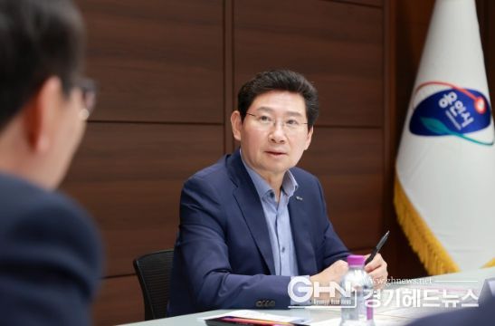 이상일 용인특례시장이 3일 시장 접견실에서 열린 ‘용인 첨단 시스템반도체 클러스터 국가산업단지’ 조성지원 추진단 제3차 전략회의를 주재하고 있다.