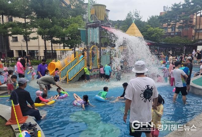 용인특례시가 동백호수공원·내꽃근린공원에 어린이 물놀이터를 설치한다. 사진은 물내음어린이공원에 설치된 물놀이터