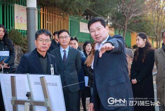 이상일 용인특례시장이 13일 둔전제일초등학교를 방문해 통학로 안전 대책을 논의하고 있다.