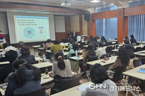 안성교육지원청, 함께 읽고 토론하는 '독서성장'연수 운영