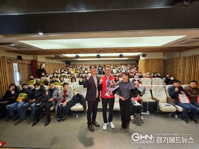 덕이동 감사패를 받은 김완규 위원장