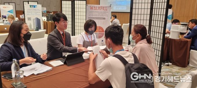 (주)아이젤 대표단이 태국 바이어와 수출 상담을 하고 있다.