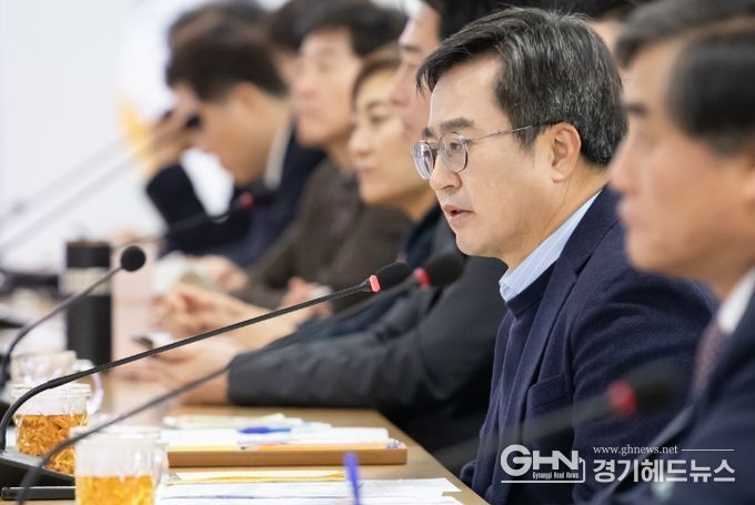 7일 오전 경기도청 율곡홀에서 열린 실국장·공공기관장 회의에서 김동연 경기도지사가 인사말을 하고 있다.