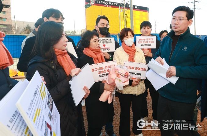 이상일 용인특례시장이 내년 4월 입주가 예정된 기흥구 마북동 'e편한세상 플랫폼시티' 현장을 방문해 입주 예정자의 목소리를 듣고 있다.